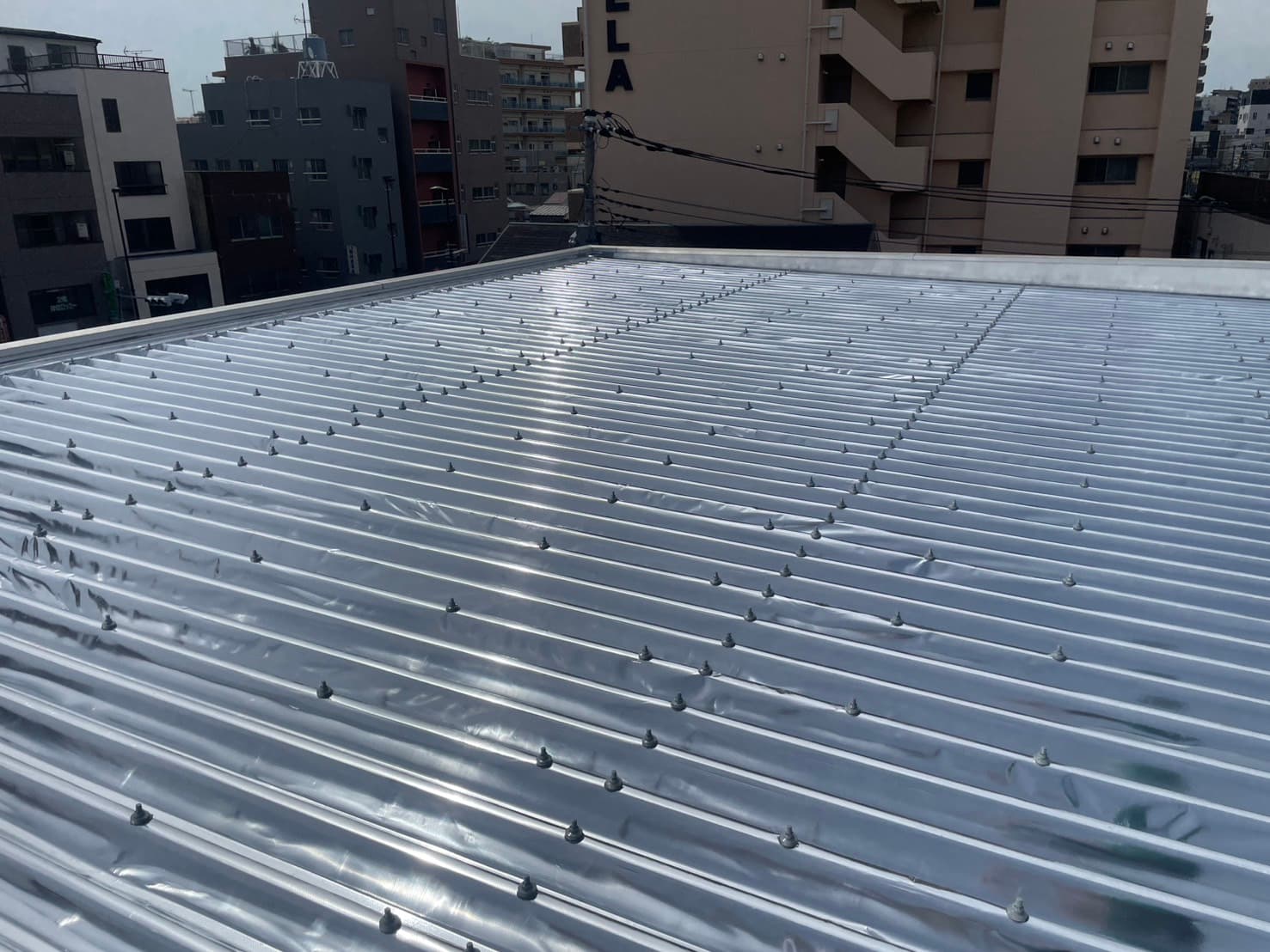 【東京都】スーパーマーケット屋根 サーモバリアスカイ工法 工事完工しました。